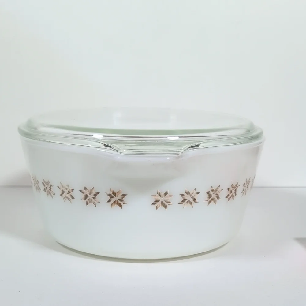 Pyrex Town and Country Star Pattern Casserole Dish with Lid